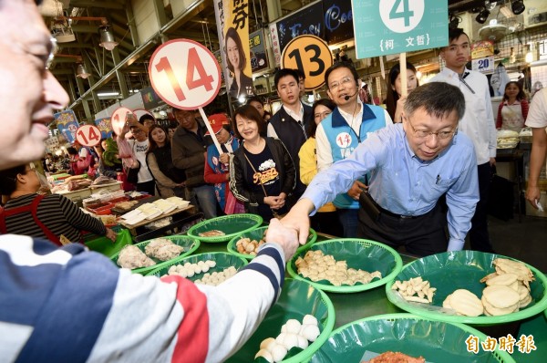 台北市長柯文哲今早到士林市場掃街。（記者羅沛德攝）