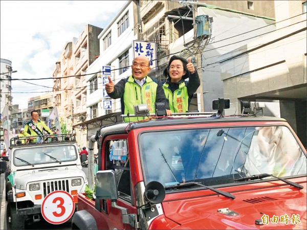 民進黨新北市長候選人蘇貞昌（左）、立委蘇巧慧（右）昨車隊掃街拜票。（記者李雅雯攝）