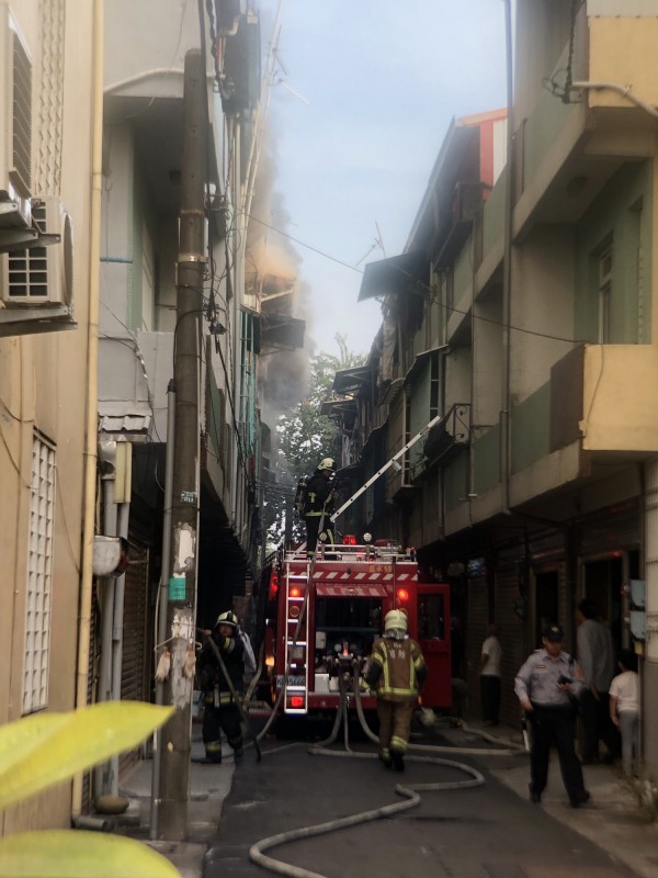 鹽水區水秀里土庫1户民宅今晨傳火警，因逢當地牛墟市集日，消防車進入困難，所幸民宅內無人在家，目前正全力佈水線滅火。 （民眾提供）