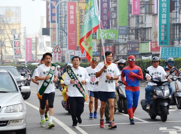 民進黨台南市議員候選人陳宗明（左1）發起搶救馬拉松，市長候選人黃偉哲（左2）與蜘蛛人等都來陪跑。（記者吳俊鋒翻攝）