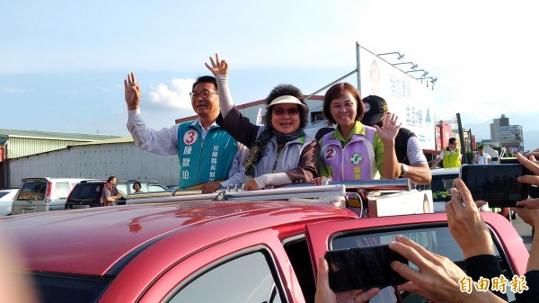 總統府秘書長陳菊（中）今天返鄉，陪同陳歐珀（左）車隊掃街拜票。（記者江志雄攝）