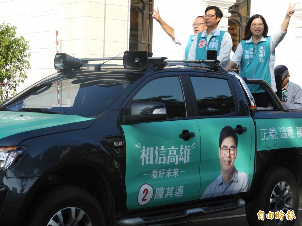 針對泛藍網路群組散布假消息，指民進黨高雄市長候選人陳其邁在飛機上耍官威，買經濟艙的票，卻霸佔商務艙，陳其邁今天下午受訪時，駁斥是選舉抹黑、造謠的惡質操作。（記者葛祐豪攝）