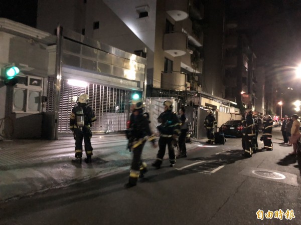 台北市大直發生路燈突然熄滅的狀況，同時有一處地下停車場冒出濃煙，消防人員趕抵現場處理。（即時新聞組攝）