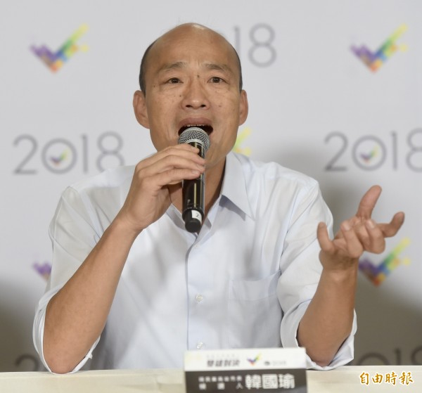 高雄市長候選人陳其邁與韓國瑜日前在三立電視台進行辯論會，卻傳出有名嘴指稱，當天韓國瑜曾聽信梳化的建議，在嘴上塗了《三立電視台》提供的護唇膏，導致辯論時喉嚨疼痛。（資料照）