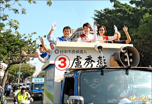 國民黨台中市長候選人盧秀燕（中）請辭立委後全力衝刺，昨赴西屯、南屯等綠營票倉掃街。（記者張菁雅攝）