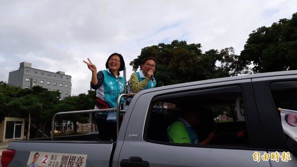 民進黨台東縣長候選人劉櫂豪偕妻子在宣傳車上拜票，搶攻台東市票倉。（記者黃明堂攝）