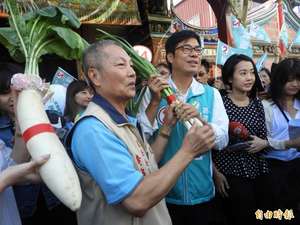 陳其邁楠梓區掃街，受到支持者歡迎。（記者葛祐豪攝）