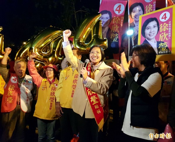 民國黨新竹縣長候選人徐欣瑩（前排右二）今天晚間邀請台北市長柯文哲的妹妹、醫師柯美蘭（前排右一）在竹東鎮陪她掃街拜票，2人出發前高呼口號振奮士氣。（記者蔡孟尚攝）