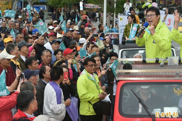 民進黨台北市長候選人姚文智下午前往萬華區進行車隊掃街，在龍山寺外受到大批支持者歡迎。（記者廖振輝攝）