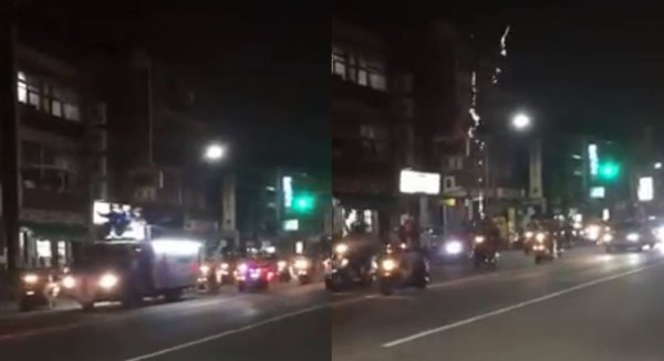 韓國瑜夜間現身高雄街頭，身後跟著大批機車韓粉施放煙火。（圖擷取自影片）