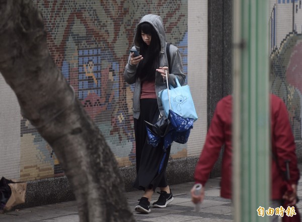 明日持續受到東北風影響，北部、東部仍是濕涼有雨的天氣；中南部則是晴朗微熱，但留意早晚溫差大。（記者簡榮豐攝）