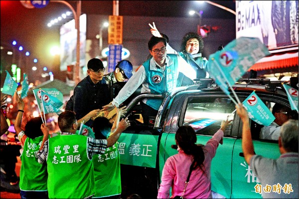 民進黨高雄市長候選人陳其邁，昨天晚間由總統府祕書長陳菊陪同，在前鎮、小港區展開車隊掃街拜票。（記者張忠義攝）