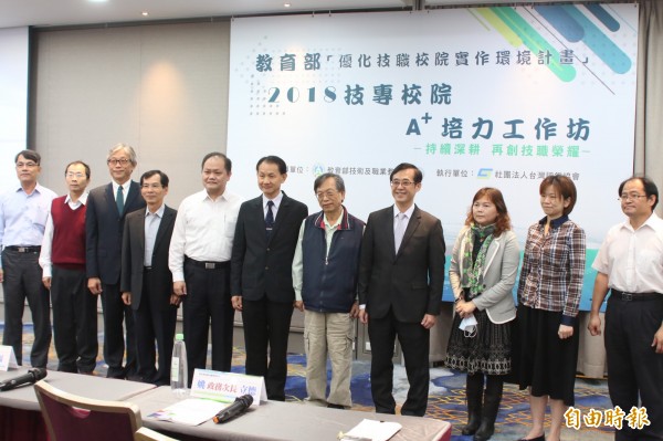 教育部帶著各科技大學攜手拚技職人才,更首度舉辦培力工作坊、搭建交流平台,今天以跨校區域型人才培育計畫為交流主軸,教育部政次姚立德(右四)表示,強化技專校院之間連結,深化跨校人才培育與資源共享機制,以培育更多具專業實作能力之技術人才,為學生找到未來、讓工作找到人才。(記者林曉雲攝) 教育部帶著各科技大學攜手拚技職人才,更首度舉辦培力工作坊、搭建交流平台,今天以跨校區域型人才培育計畫為交流主軸,教育部政次姚立德(右四)表示,強化技專校院之間連結,深化跨校人才培育與資源共享機制,以培育更多具專業實作能力之技術人才,為學生找到未來、讓工作找到人才。(記者林曉雲攝)