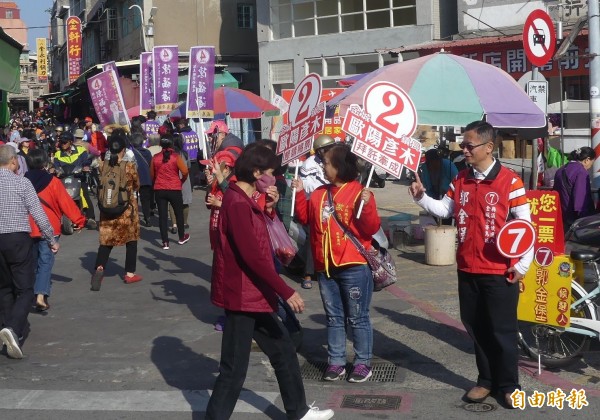 金門東門菜市場人氣沸騰，是各路人馬拜票必爭之地。（記者吳正庭攝）