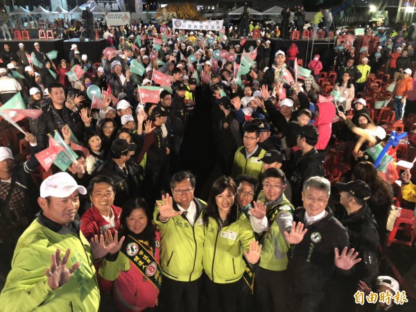 競選連任的市長鄭文燦選前之夜離場前，與群眾合照。（記者陳昀攝）