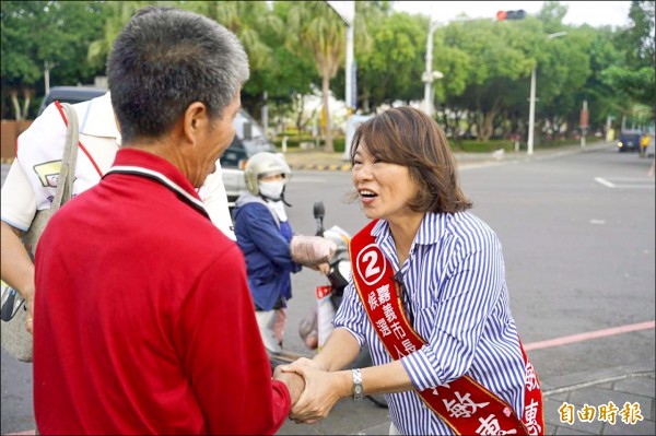 黃敏惠昨天在街頭向選民拜票。（記者丁偉杰攝）