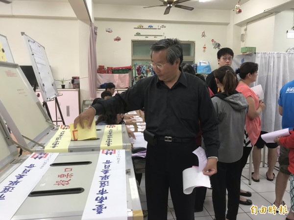 無黨籍台南市長候選人許忠信今早在新市投下選票。（記者萬于甄攝）