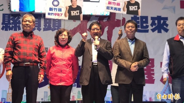 國民黨新竹縣長當選人楊文科（中）今晚上台向支持者道謝，允諾未來執政一定說到做到，也會把對手好的政見納為施政參考。（記者黃美珠攝）