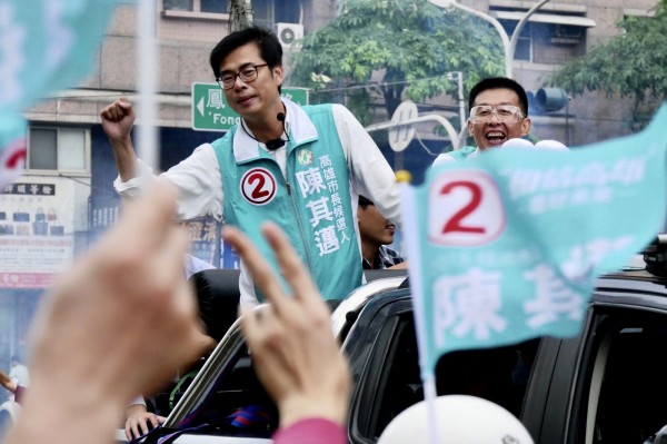 香港立法會明（25）日也將進行九龍西席位補選，有港媒記者詢問民進黨高雄市長候選人陳其邁（圖左）有什麼話想對港人說，陳表示，「要當家作主！」並強調民主不是天上掉下來的禮物。（美聯社）