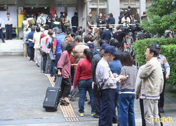 投票日一早，民眾排隊投票。（記者方賓照攝）