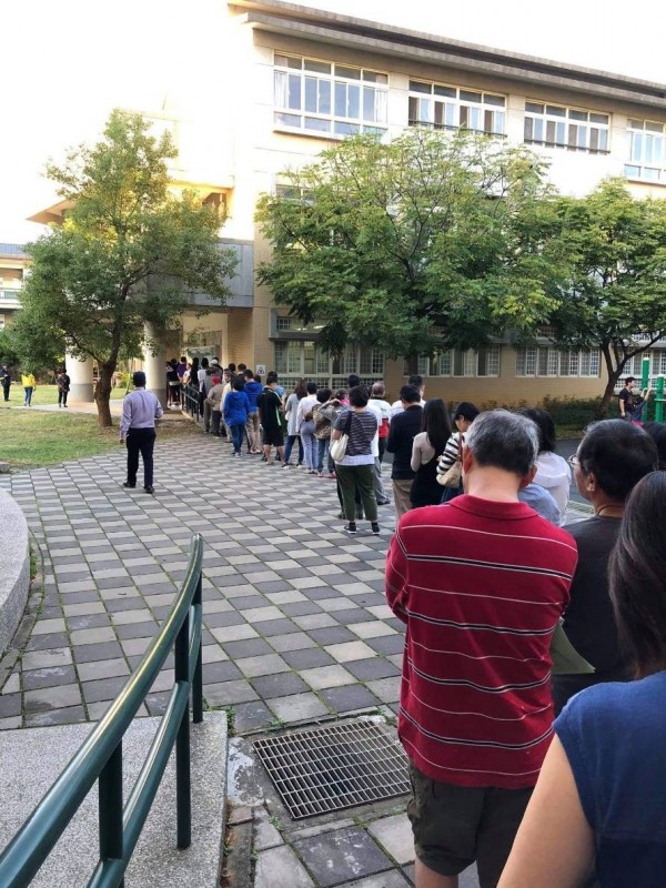 竹市高峰里民排隊投票的情形。（記者蔡彰盛翻攝）