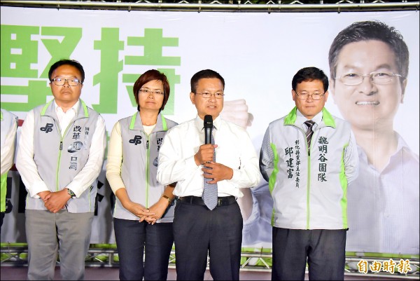 魏明谷（右二）承認敗選，恭喜對手王惠美勝選。（記者張聰秋攝）