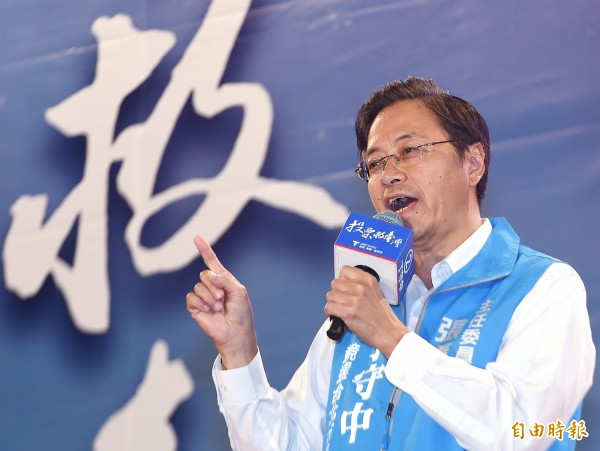 國民黨台北市長候選人丁守中和台北市長柯文哲選戰膠著，丁守中競選團隊主委張善政剛剛大罵中選會主委是不是有智障問題？還沒投完票就開票可能有造成棄保。（資料照，記者廖振輝攝）