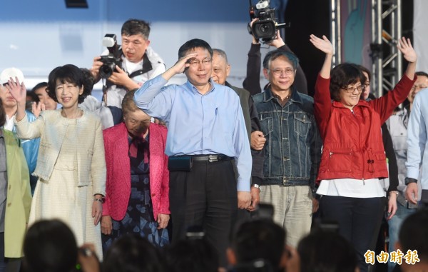 25日凌晨開票完成，柯文哲以些微差距獲勝。（記者方賓照攝）