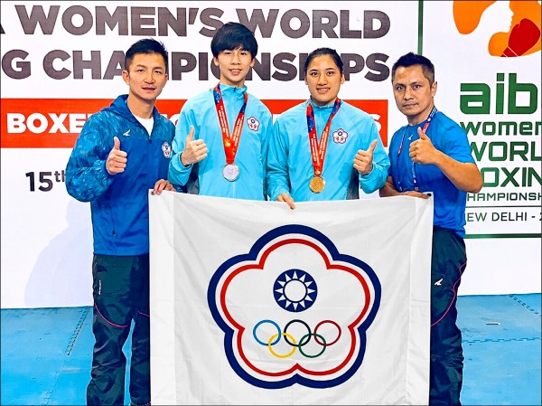 「阿美族女戰神」陳念琴（右2）、亞運國手林郁婷（左2），在印度女子拳擊世界錦標賽奏捷，各自首度打下金牌。（圖：體育署提供）