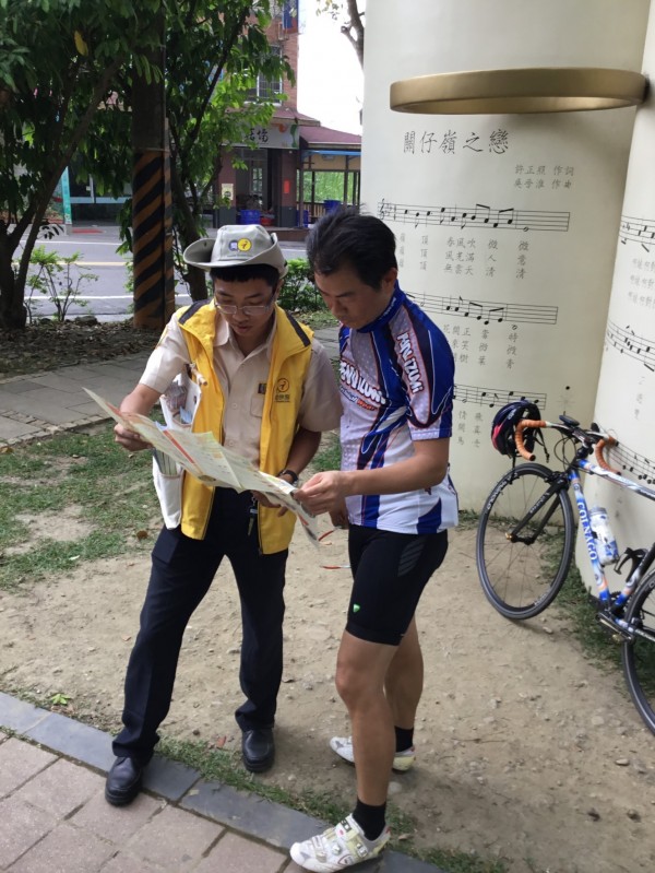 西拉雅國家風景區管理處推出智慧行動旅服，在關子嶺線及八田園區兩路線，服務人員提供專業導覽等服務，遊客加入粉專可獲好禮。（圖由西拉雅國家風景區管理處提供）