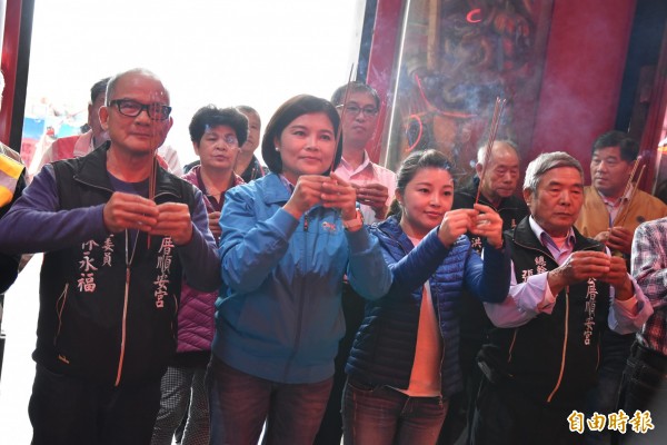 雲林縣長當選人張麗善今天早上回到土庫馬光厝順安宮上香感謝媽祖保祐及鄉親的牽成。（記者黃淑莉攝）