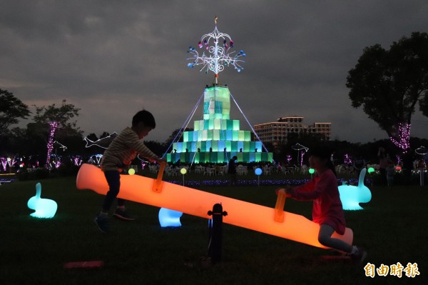 宜蘭縣政府於中央公園舉辦的「奇幻耶誕」燈節，讓民眾直呼「好拍又好玩！」（記者林敬倫攝）