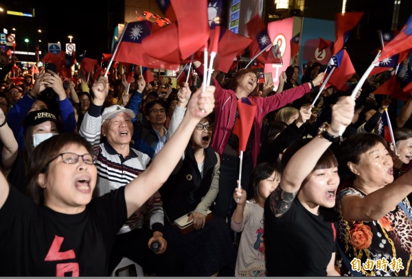 九合一選舉民進黨敗北，但外媒刊文透露，台灣學者直指「國民黨也沒有贏」。圖為開票時國民黨台北市長參選人丁守中競選總部的支持者。（資料照）