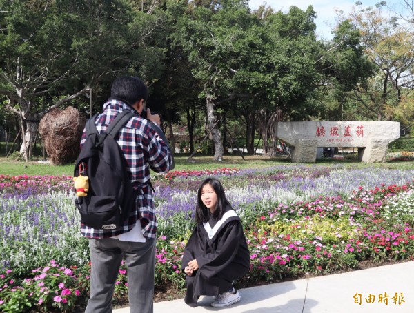 大學生到花博豐原園區拍畢業照留念。（記者歐素美攝）