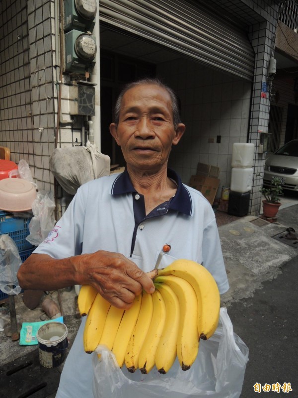 83歲的吳興成屏東市一心里長11連霸，服務品質就像他的香蕉催熟技術一樣好。（記者李立法攝）