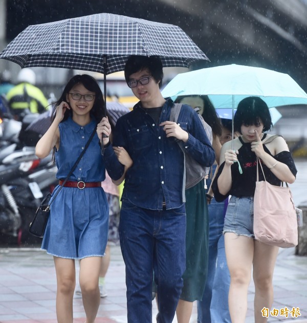 受到東北季風及南方雲系北移影響，明天各地有局部短暫雨發生。（資料照，記者簡榮豐攝）