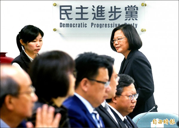 總統蔡英文（右）為九合一選舉失利辭去民進黨黨主席一職，昨在選後首次中常會前發表談話，再一次向所有民進黨的支持者表達歉意，隨後離開中央黨部。（記者廖振輝攝）