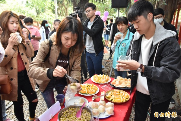 眷村美食「空氣餅」DIY現場老中青都讚不絕口。（記者黃淑莉攝）