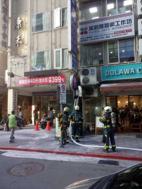 台北市知名的華陰商圈，今天下午驚傳火警，所幸僅有招牌燒毀，無人傷亡。（記者陳恩惠翻攝）（記者陳恩惠攝）