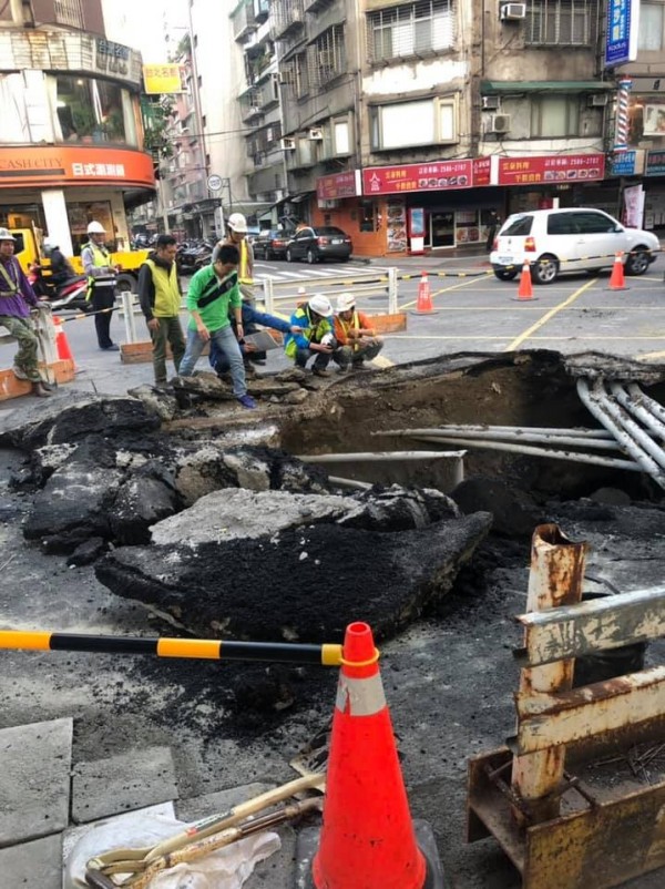 北市吉林路今天早上又塌陷！ 面積還比昨天大…