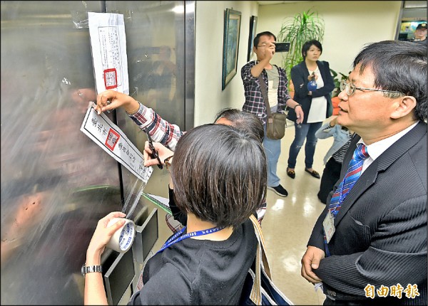 台北地院受命法官昨赴北市選委會查封票匭。（記者廖振輝攝）