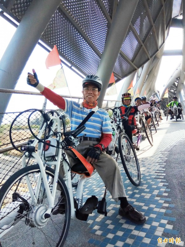 雲林縣風火輪車隊身障勇士以手搖車環遊雲林各地。（記者廖淑玲攝）