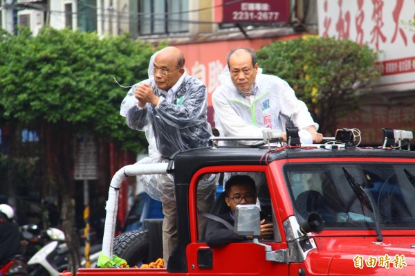 選後蘇貞昌奮力謝票、不畏風雨，一路向支持他的民眾致謝，讓不少民眾深受感動。（資料照）