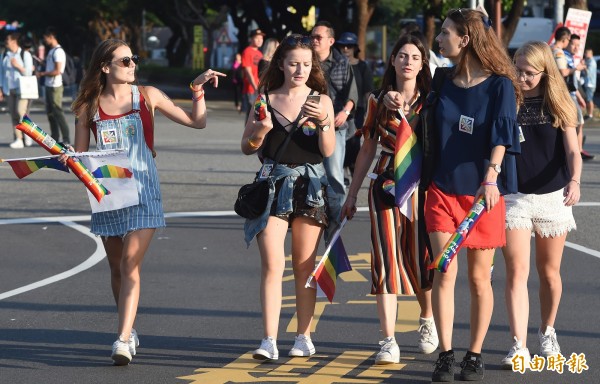 對於行政院長賴清德昨日決定推動修同婚專法,伴侶盟今日回應,專法當中應有「婚姻」二字,並未在聲明中反對訂定專法。(資料照,記者廖振輝攝) 對於行政院長賴清德昨日決定推動修同婚專法,伴侶盟今日回應,專法當中應有「婚姻」二字,並未在聲明中反對訂定專法。(資料照,記者廖振輝攝)