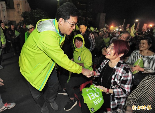競選台北市長失利的民進黨前立委姚文智，昨舉行感恩晚會，與支持者握手致意。（記者王藝菘攝）