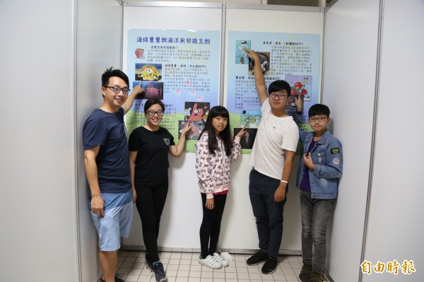 無脊椎動物類似卡通「海綿寶寶」。(記者黃旭磊攝) 無脊椎動物類似卡通「海綿寶寶」。(記者黃旭磊攝)