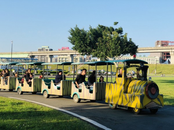 即日起至108年1月1日，新北市高灘處每週假日在大台北都會公園推出免費「幸福小火車」。（新北市政府提供）