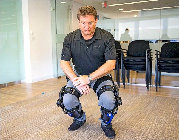 洛克希德馬丁公司的資深產品經理麥斯威爾，親自展示機械外骨骼裝備。（路透）