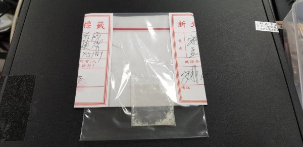 港仔當台灣沒警察?派出所旁蹲街邊吸毒 - 社會 - 自由時報電子報