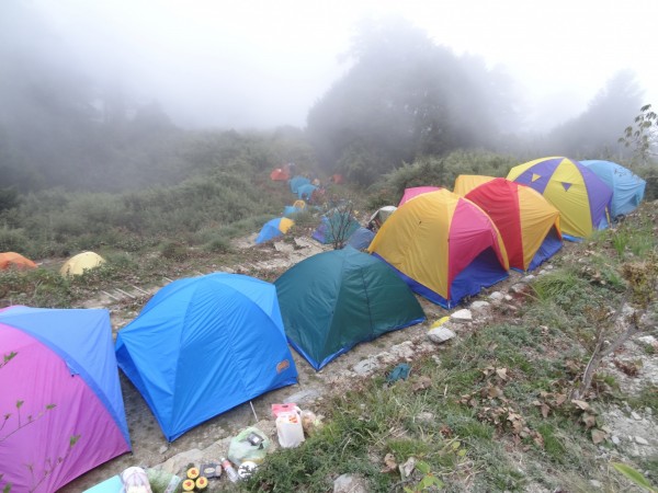 能高越嶺道西段天池山莊床位不足，以往山友利用周邊空地紮營而衍生垃圾、廢水問題。（圖：林務局南投林管處提供）